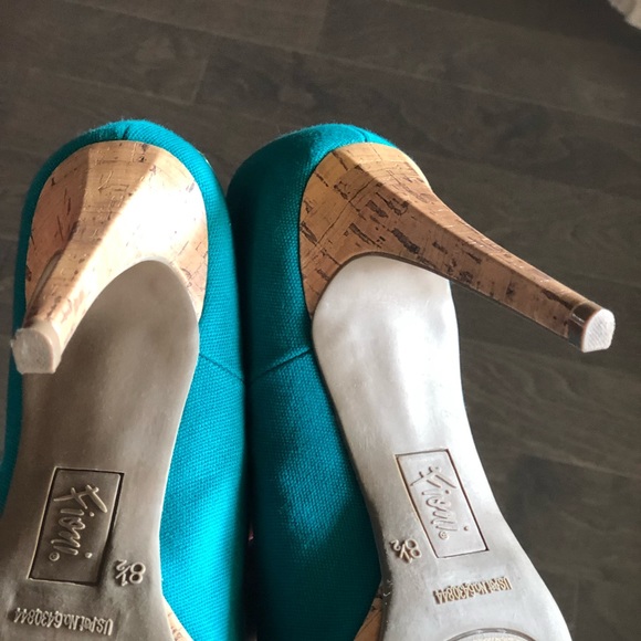 Trendy heels! - Picture 3 of 3